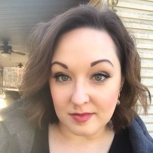 Meet your Posher, Lora